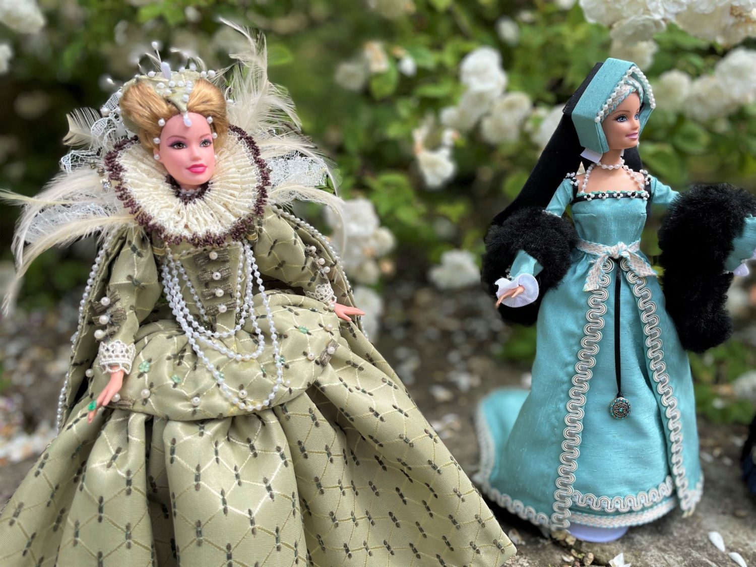 Dolls dressed as Queen Elizabeth 1 and a Tudor lady