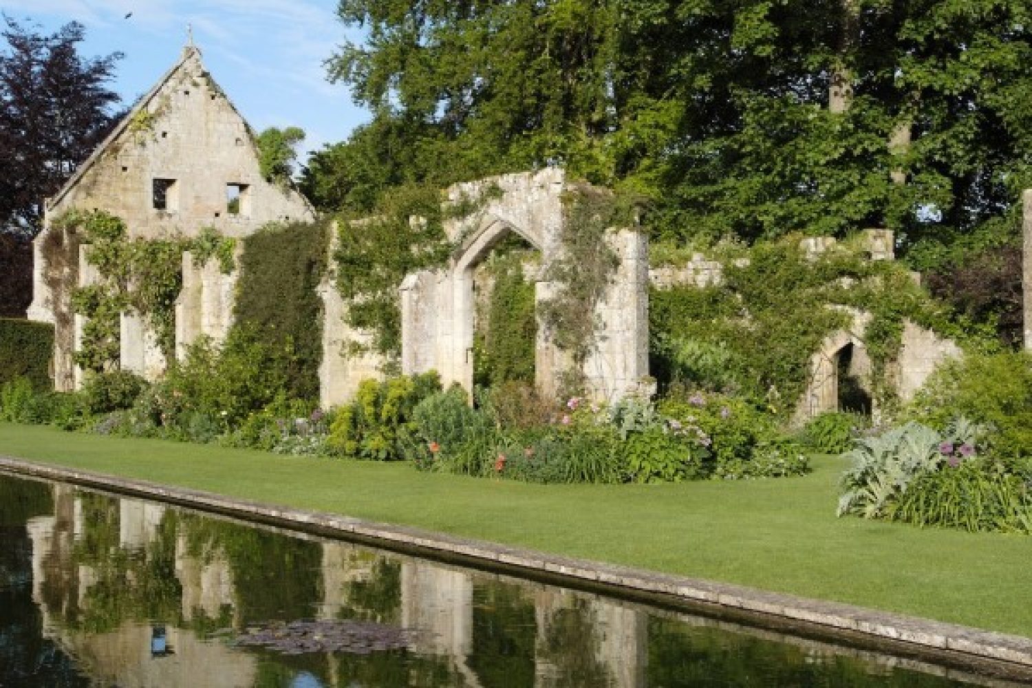 Photo of the Tithe Barn ruins at Sudeley Castle