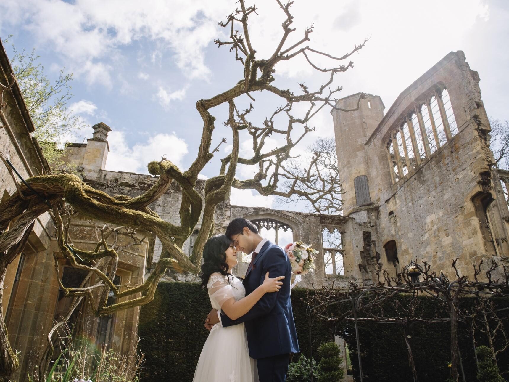 Couple in front of Banqueting Hall ruins